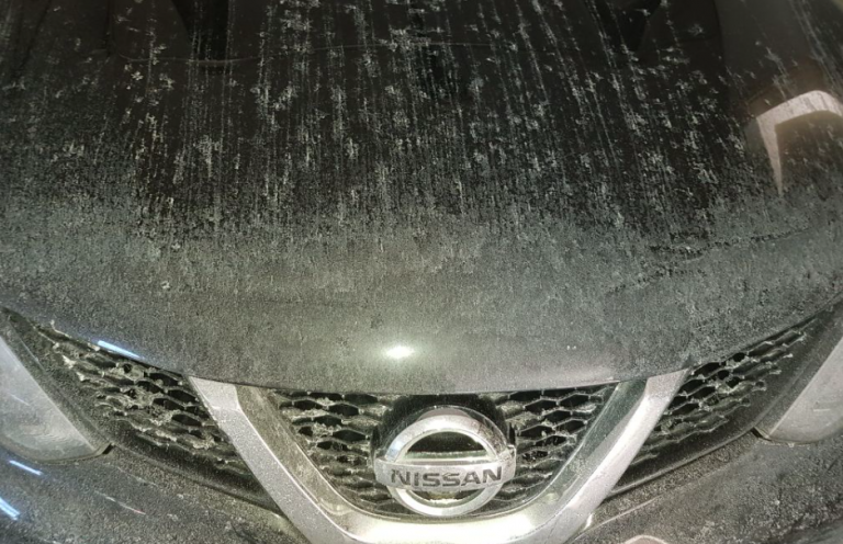 Évitez les dommages sur votre voiture avec ces astuces pour enlever la saumure et les résidus de sel pendant l&rsquo;hiver!