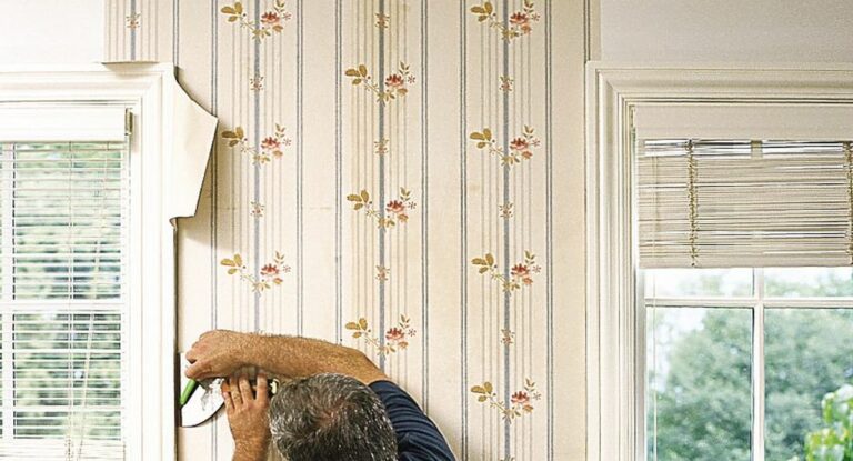 Comment poser du papier peint sur un mur en 7 étapes