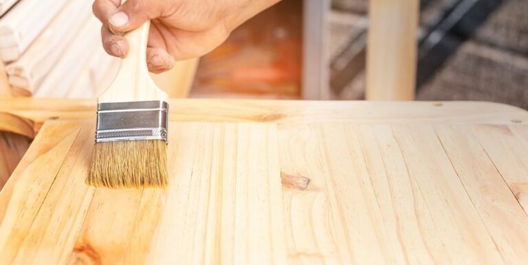 Comment repeindre une table en bois en 7 points
