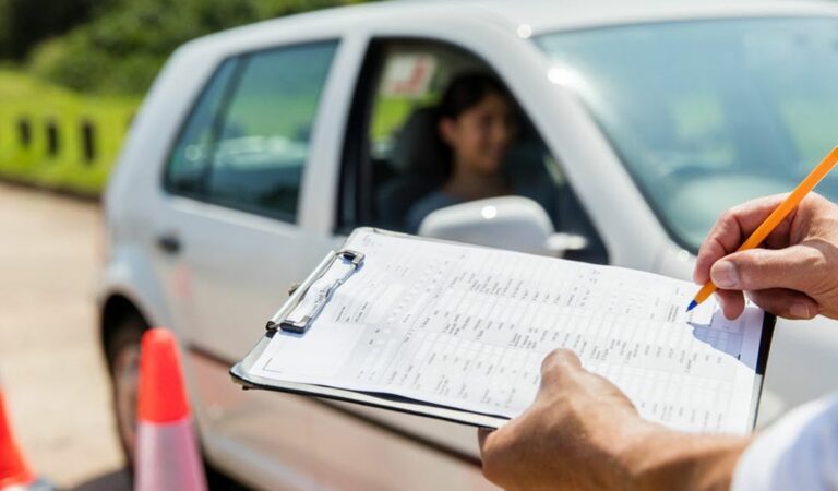 Pourquoi choisir une auto école en ligne pour passer son code et son permis