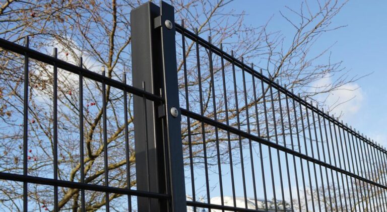 Comment installer une clôture rigide : tout ce que vous devez savoir