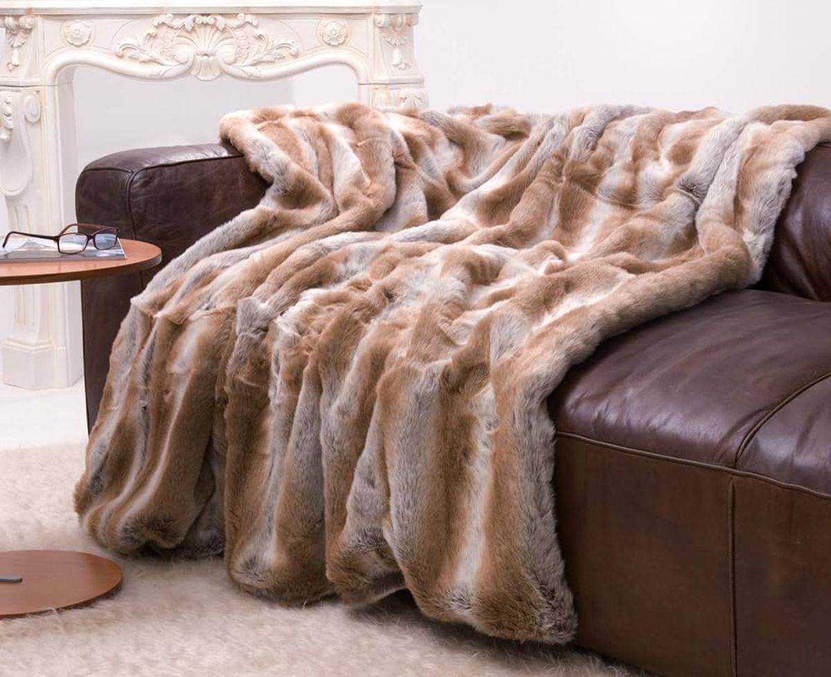 Ajoutez des couvertures en laine ou en fausse fourrure pour un aspect chaleureux