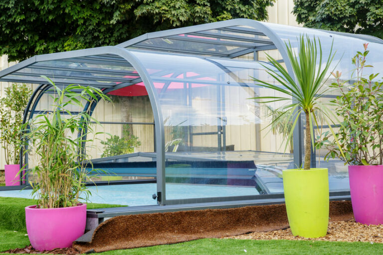 Jardin : comment protéger sa piscine des intempéries ?